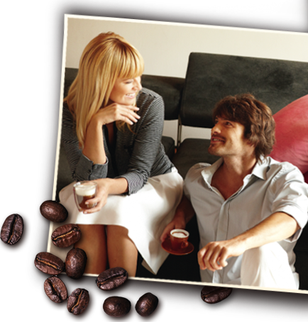 Pareja disfrutando de las especialidades de espresso