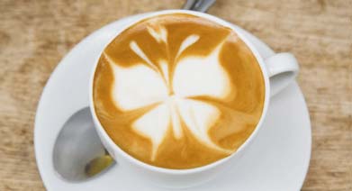 Cappuccino con mariposa de espuma
