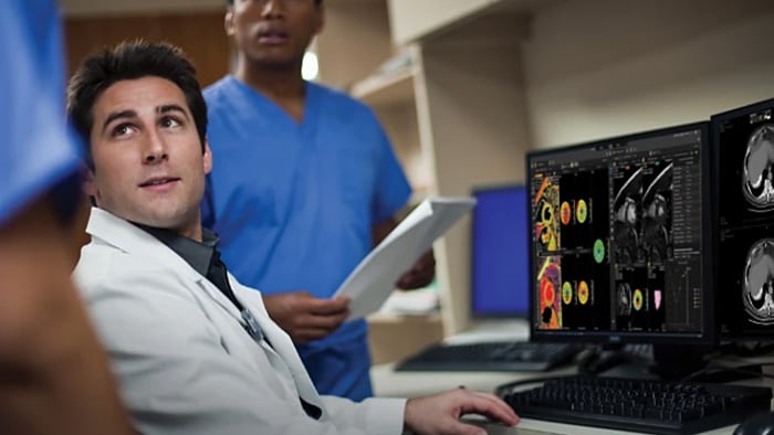 un hombre mirando la pantalla de una computadora