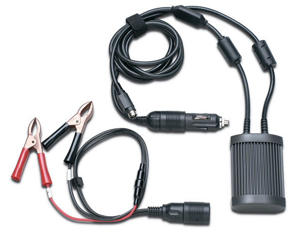 un cargador de batería de coche y cables