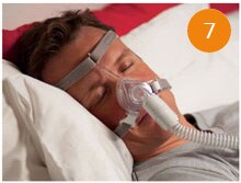 un hombre durmiendo con una máscara cpap