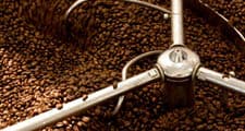 Los granos verdes de café se tuestan para lograr el sabor deseado