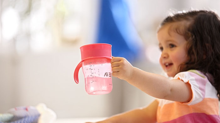 Todo bajo control: por qué enseñar a su bebé a beber en un vaso con boquilla es más fácil de lo que piensa