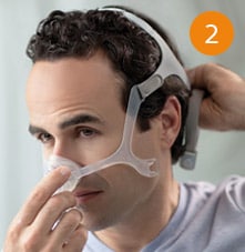 un hombre que llevaba una máscara cpap