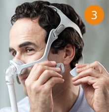 un hombre que llevaba una máscara cpap