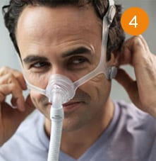un hombre que llevaba una máscara cpap