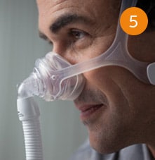 un hombre que llevaba una máscara cpap