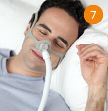 un hombre durmiendo con una máscara cpap
